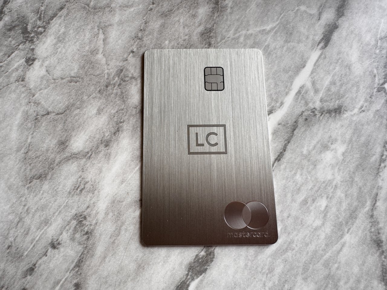 ラグジュアリーカード チタンの表。中央にLCのロゴ、上にICチップ、右下にmastercardの刻印