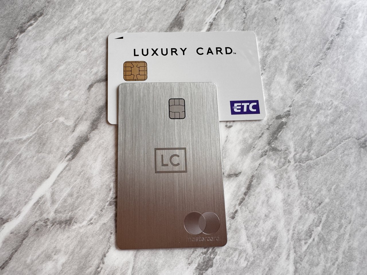 金属のカードの後ろに重ねた白いLUXURY CARDのETCカード