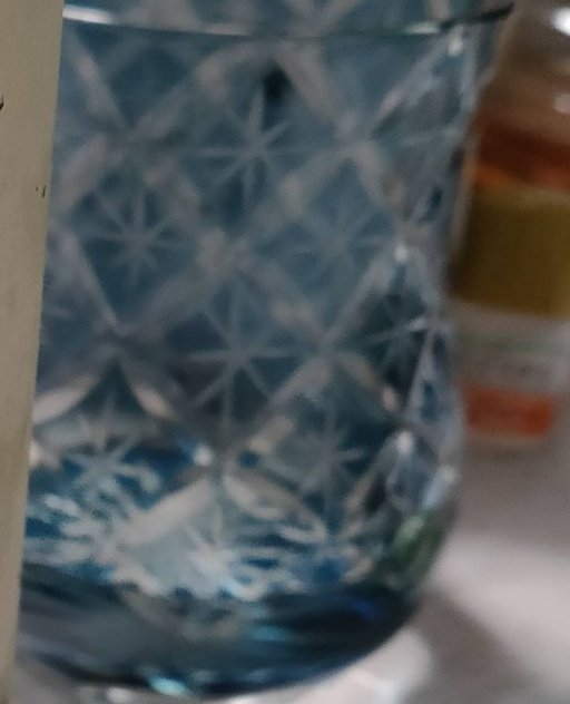 青い切子のグラス。細かいカットの模様が入っている