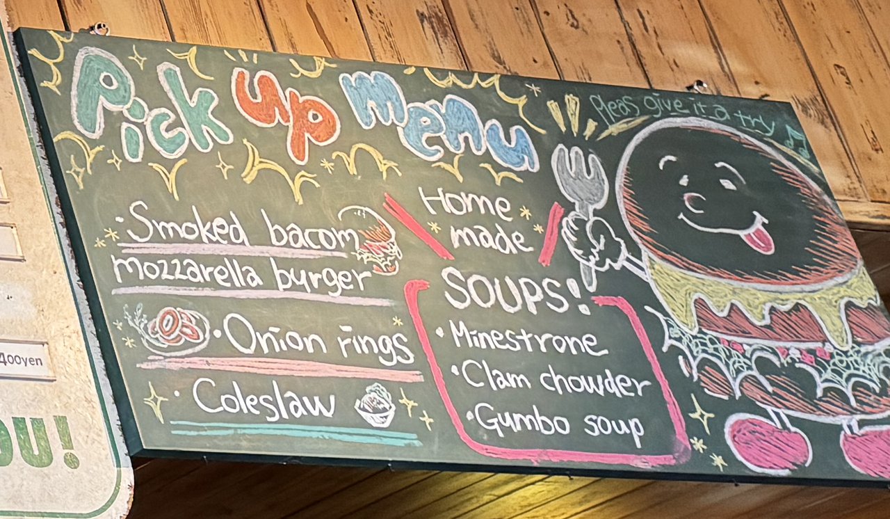 手書きの黒板のPick up Menu。スモークベーコンモッツァレラバーガー・オニオンリング・コールスロー・自家製スープ
