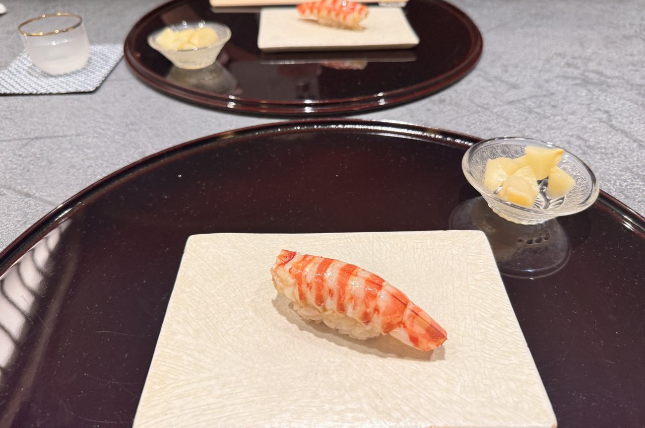 白い四角い皿にのったエビのにぎり一貫
