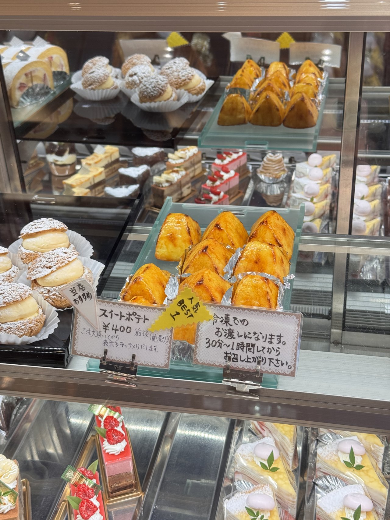 粉と卵のショーケースに並ぶスイートポテトと人気BEST1の札