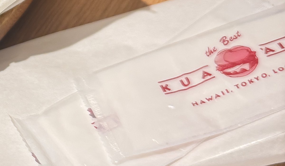 KUA'AINAのロゴとハンバーガーの絵が赤で入った紙ナプキン