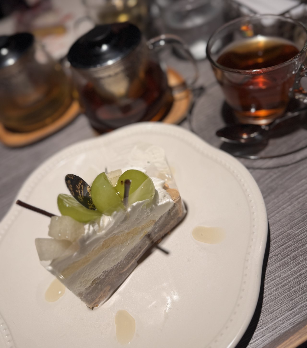 ケーキの断面。生クリーム・スポンジ・クリーム・下の生地の層が見える