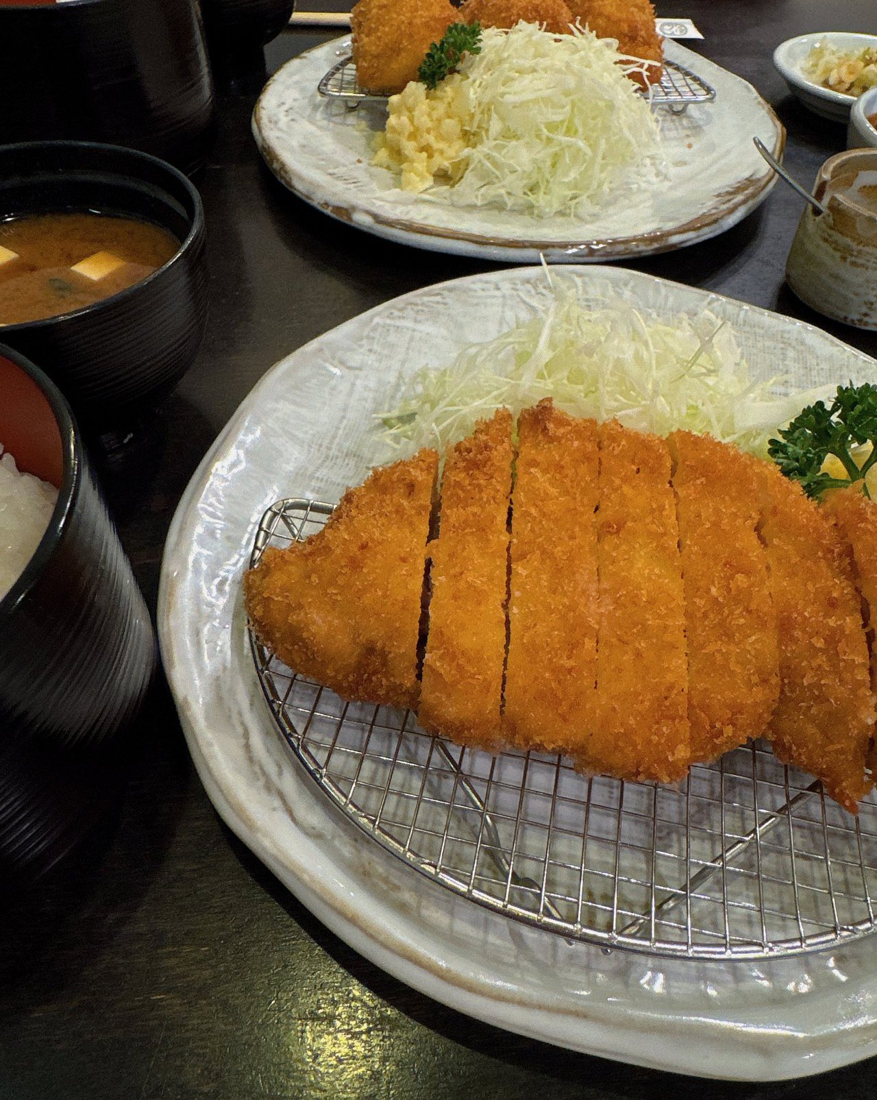 横から撮ったすゞ家 赤門店のとんかつ。切り口の厚みがそろっている