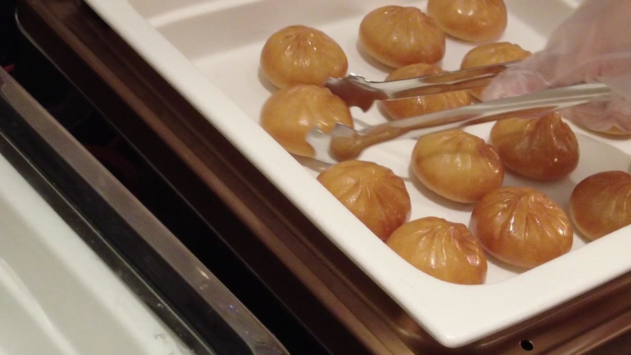 包み形の揚げ点心が並んだバット