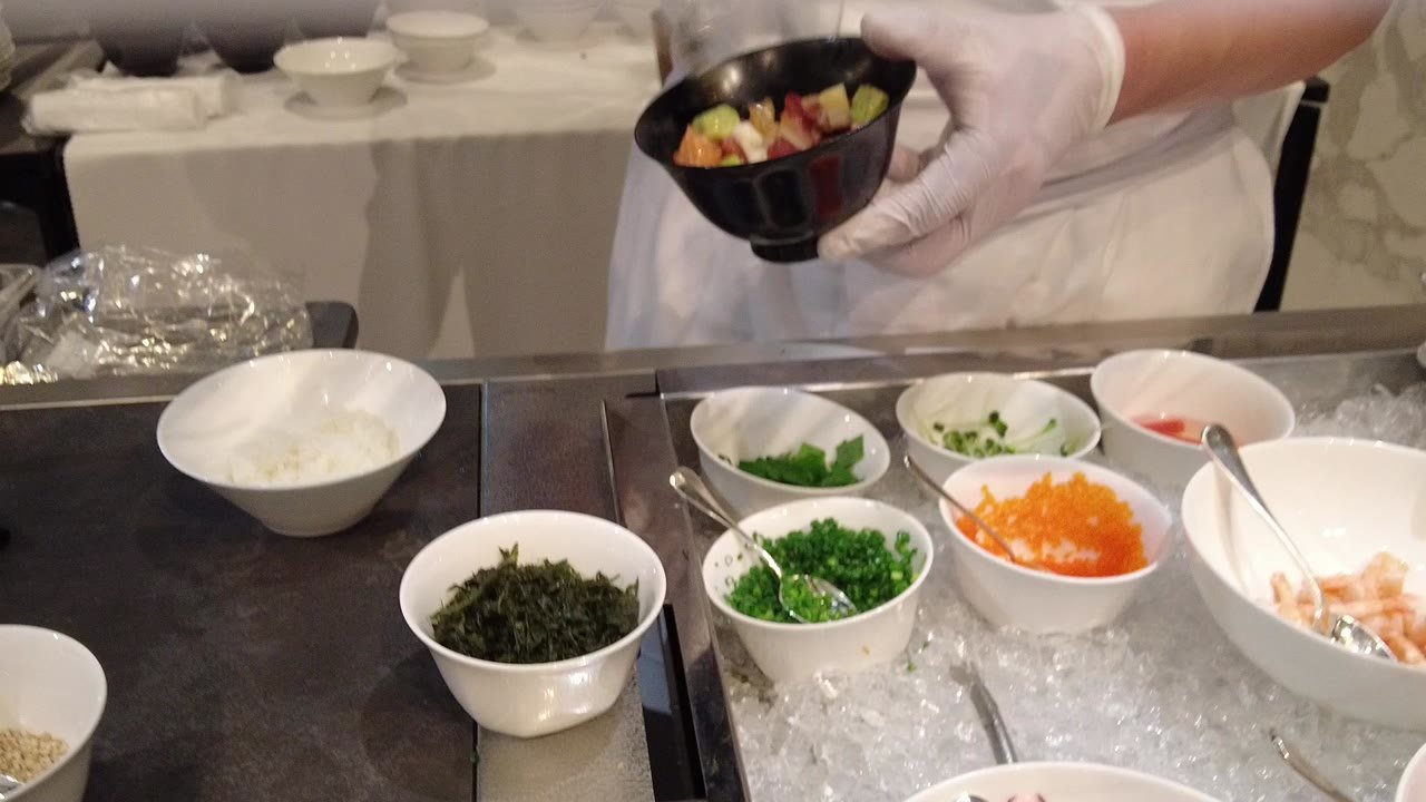 ポケのトッピングの台。海藻・ねぎ・とびこ・刻み野菜が並ぶ